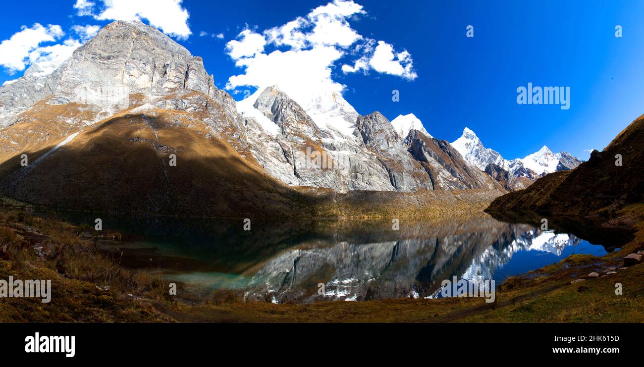 Panorama di montagne innevate e lago glaciale riflesso di valle nel remoto Cordillera Huayhuash circuito vicino Caraz in Perù. Foto Stock
