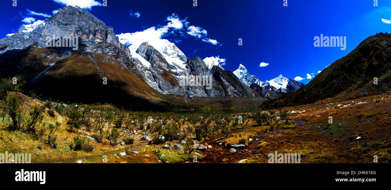 Panorama di montagne innevate e valle nel remoto circuito di Cordillera Huayhuash vicino Caraz in Perù. Foto Stock