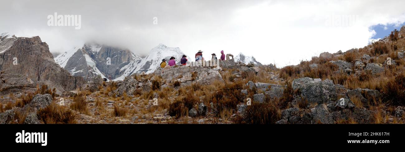 Panorama di montagne innevate e cima nel remoto circuito di Cordillera Huayhuash con popolazioni indigene locali vicino a Caraz in Perù Foto Stock