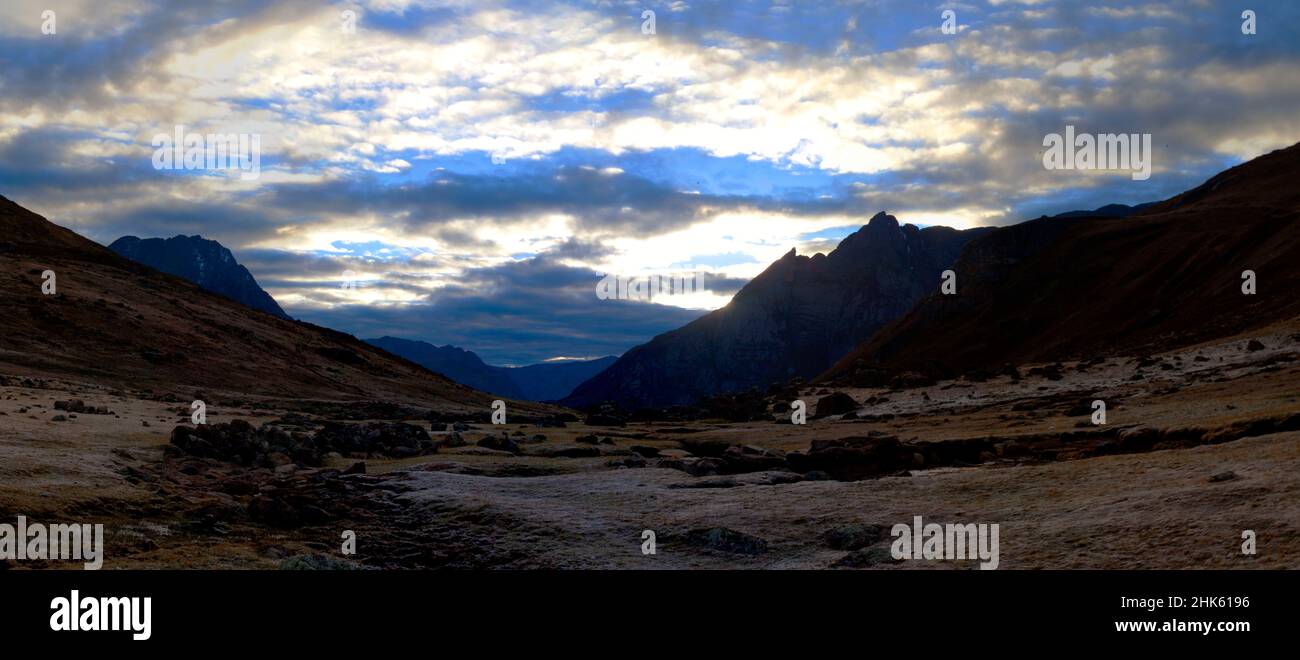 Panorama di montagne e valle nel remoto circuito di Cordillera Huayhuash vicino Caraz in Perù. Foto Stock