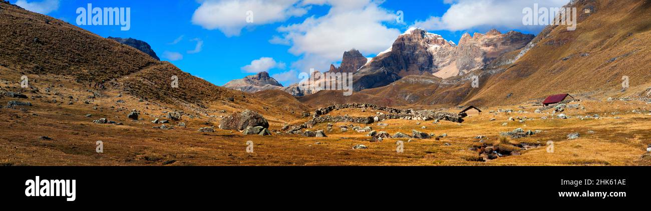 Panorama di montagne e valle nel remoto circuito di Cordillera Huayhuash vicino Caraz in Perù. Foto Stock
