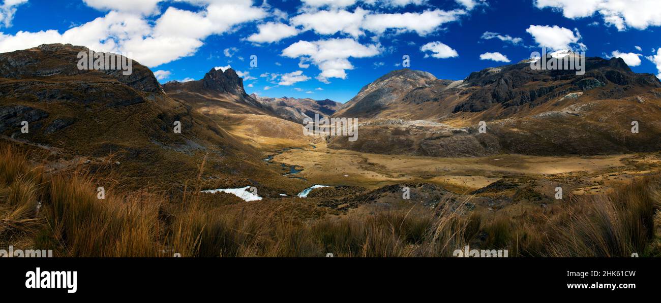 Panorama di montagne e valle nel remoto circuito di Cordillera Huayhuash vicino Caraz in Perù. Foto Stock
