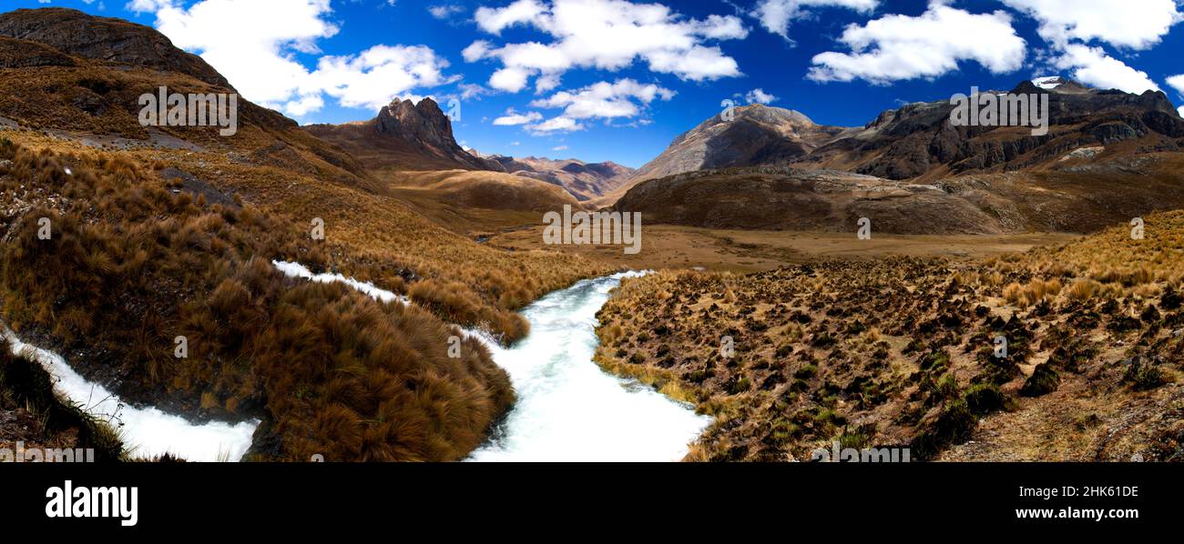Panorama di montagne e valle di fiumi glaciali nel remoto circuito di Cordillera Huayhuash vicino Caraz in Perù. Foto Stock