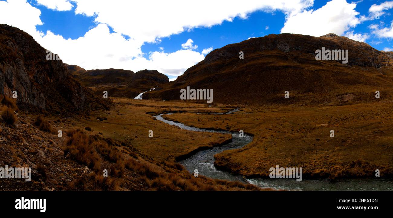 Panorama di montagne e valle di fiumi glaciali nel remoto circuito di Cordillera Huayhuash vicino Caraz in Perù. Foto Stock