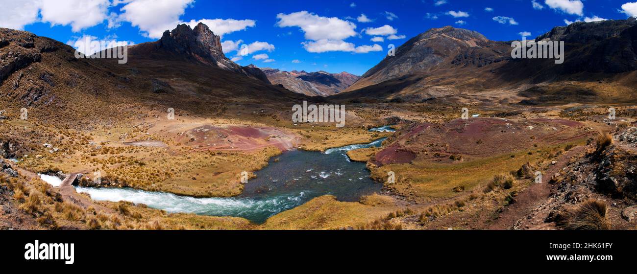 Panorama di montagne e valle di fiumi glaciali nel remoto circuito di Cordillera Huayhuash vicino Caraz in Perù. Foto Stock