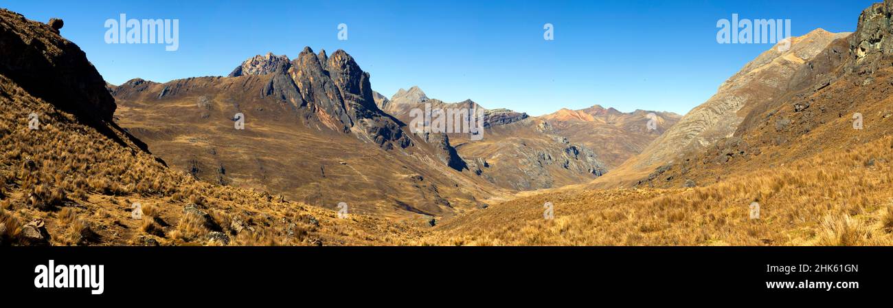 Panorama di montagne e valle nel remoto circuito di Cordillera Huayhuash vicino Caraz in Perù. Foto Stock