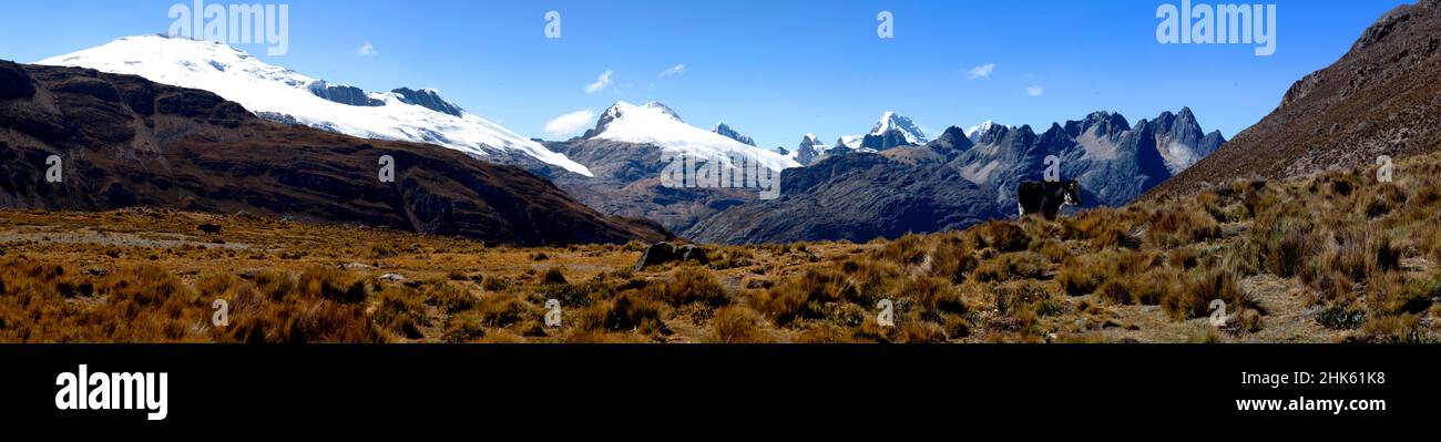 Panorama di montagne innevate e valle nel remoto circuito di Cordillera Huayhuash vicino Caraz in Perù. Foto Stock