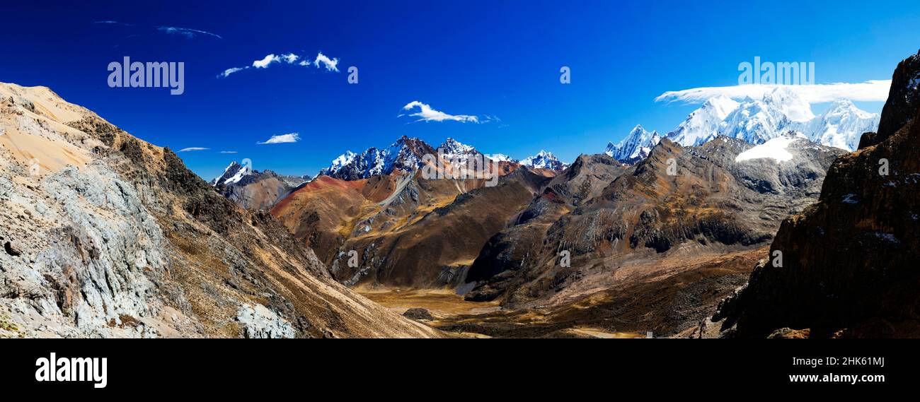 Panorama di montagne innevate e valle nel remoto circuito di Cordillera Huayhuash vicino Caraz in Perù. Foto Stock