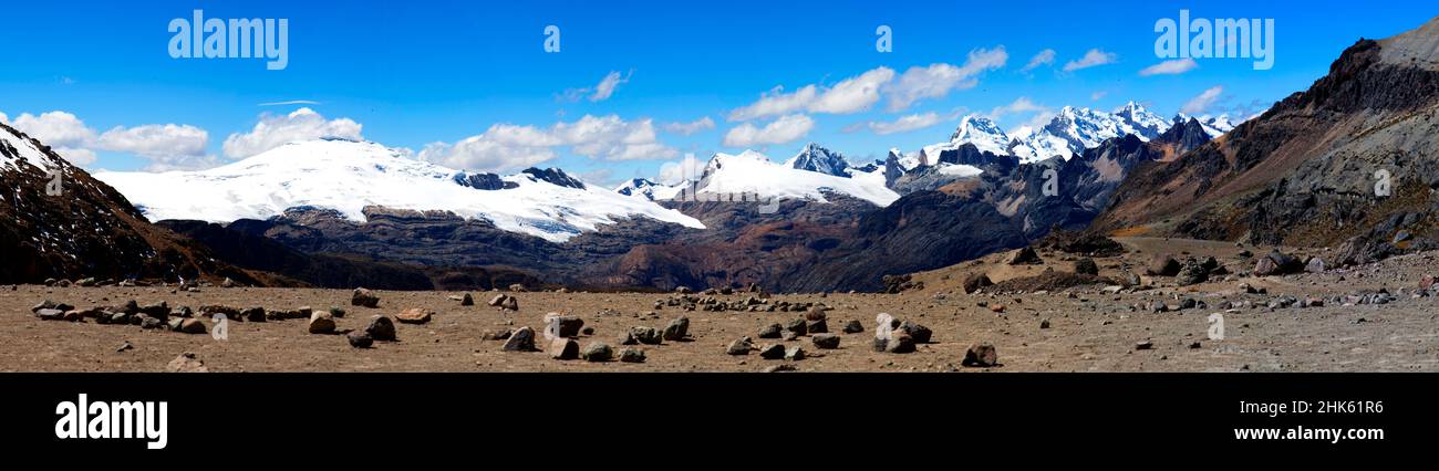 Panorama di montagne innevate e valle nel remoto circuito di Cordillera Huayhuash vicino Caraz in Perù. Foto Stock