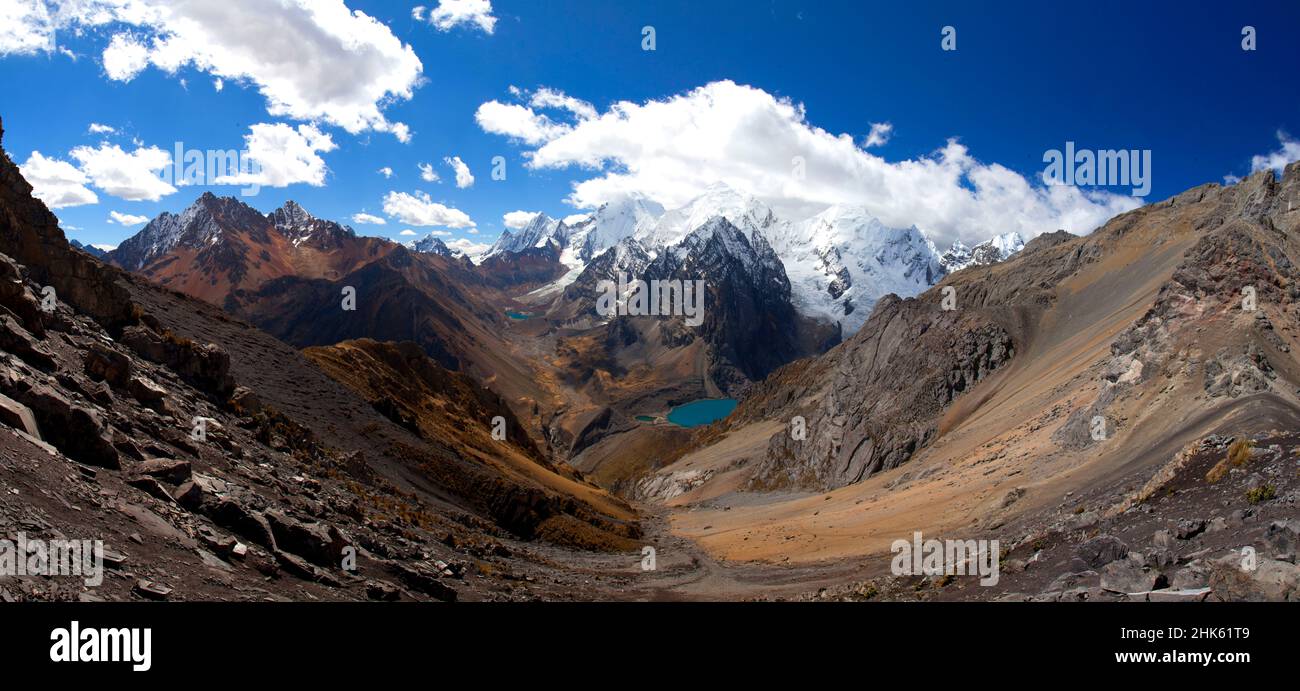 Panorama di montagne innevate e valle nel remoto circuito di Cordillera Huayhuash vicino Caraz in Perù. Foto Stock