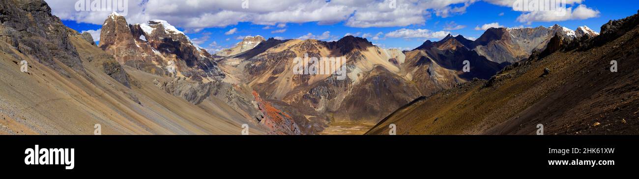Panorama di montagne innevate e valle nel remoto circuito di Cordillera Huayhuash vicino Caraz in Perù. Foto Stock