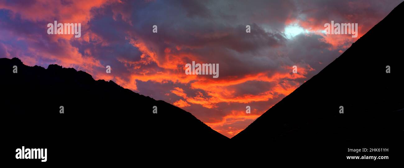 Panorama di tramonto spettacolare nelle montagne innevate e valle nel remoto circuito di Cordillera Huayhuash vicino Caraz in Perù. Foto Stock