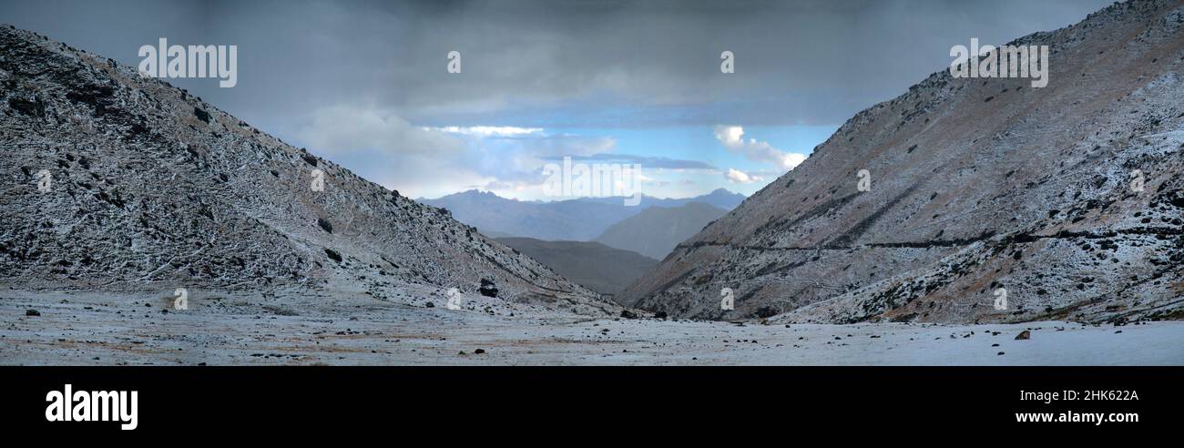 Panorama di montagne innevate e ghiacciata valle all'alba nel remoto Cordillera Huayhuash circuito vicino Caraz in Perù. Foto Stock