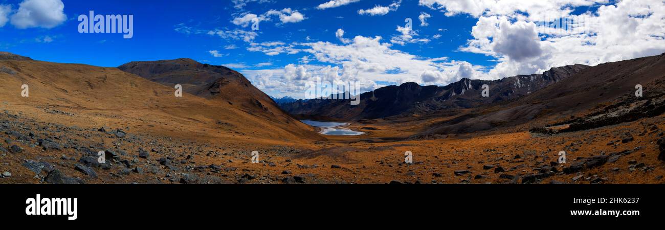 Panorama di montagne innevate e valle nel remoto circuito di Cordillera Huayhuash vicino Caraz in Perù. Foto Stock