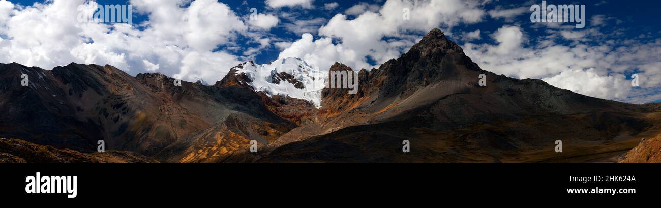 Panorama di montagne innevate e valle nel remoto circuito di Cordillera Huayhuash vicino Caraz in Perù. Foto Stock