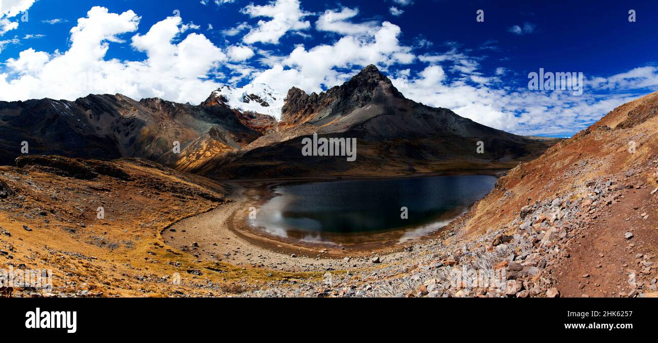 Panorama di montagne innevate e valle nel remoto circuito di Cordillera Huayhuash vicino Caraz in Perù. Foto Stock