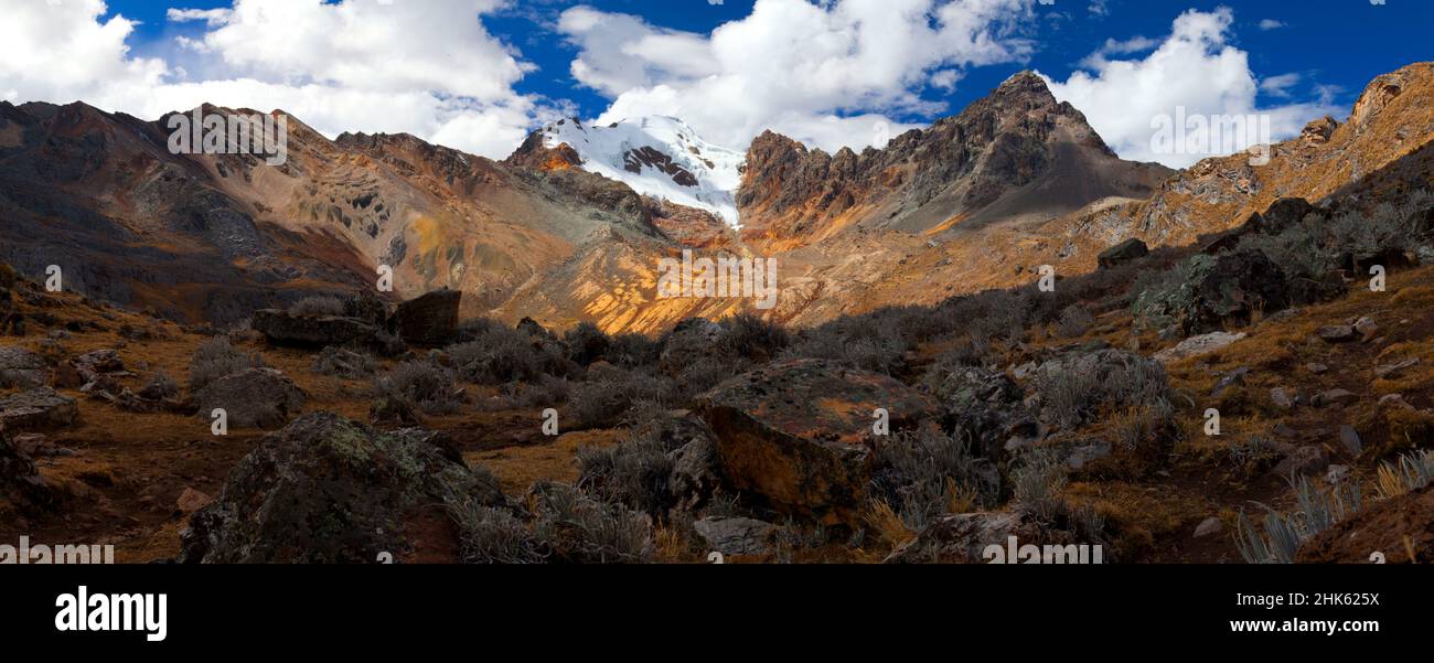 Panorama di montagne innevate e valle nel remoto circuito di Cordillera Huayhuash vicino Caraz in Perù. Foto Stock