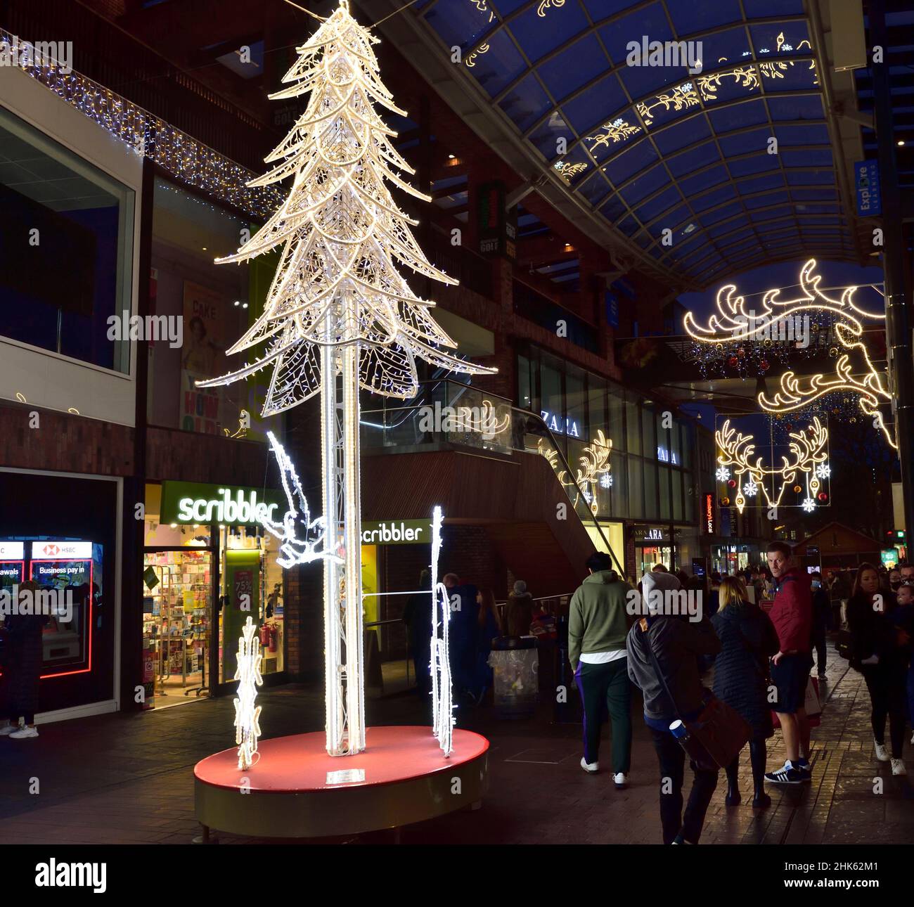 Addobbi natalizi del centro commerciale immagini e fotografie stock ad alta  risoluzione - Alamy