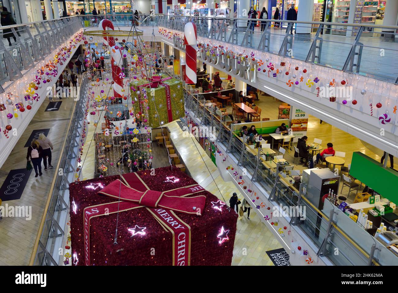 Decorazioni e luci di Natale nel centro commerciale, Regno Unito Foto Stock