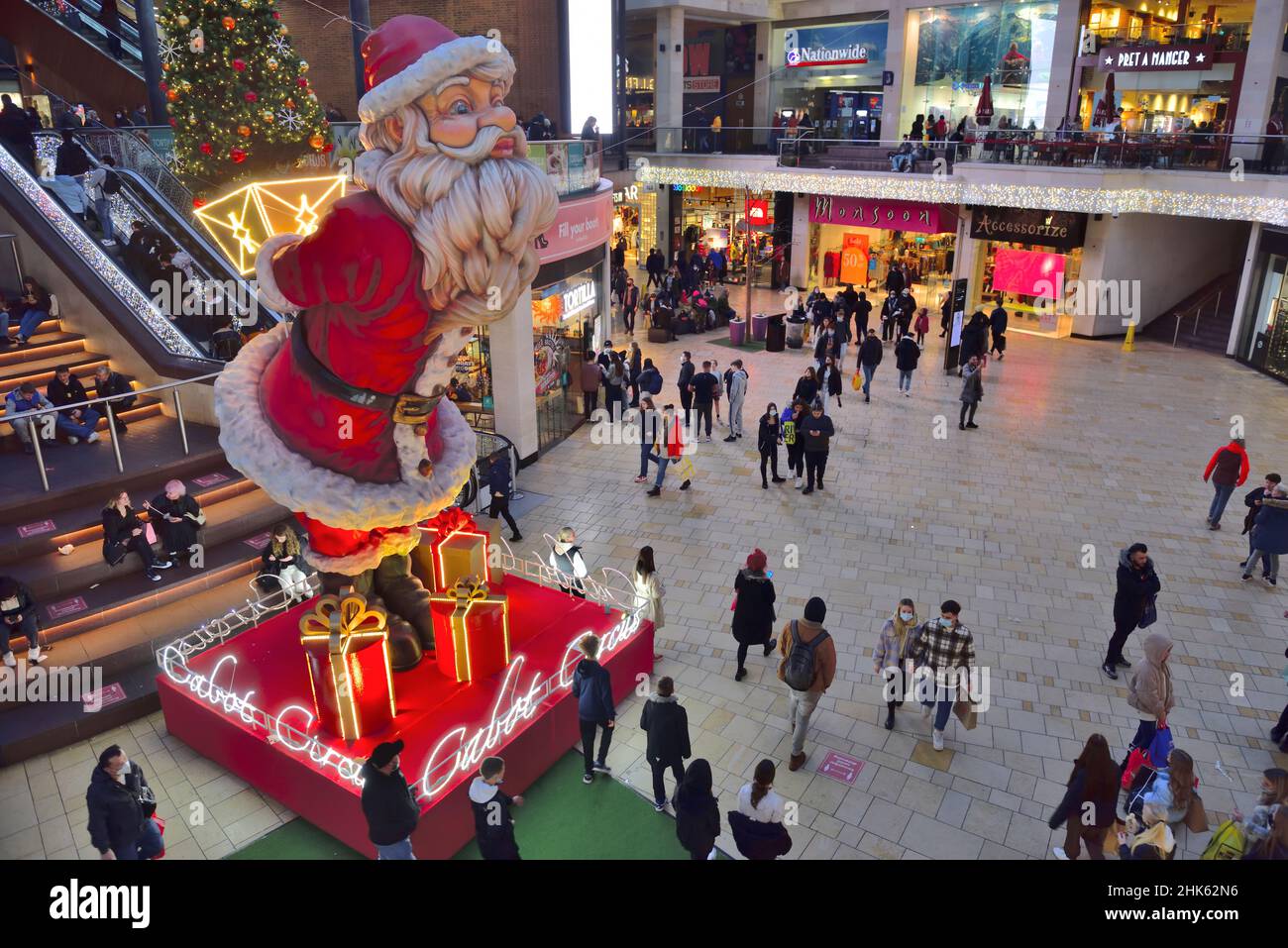 Decorazioni natalizie e luci nel centro commerciale, Cabot Circus, Bristol, Broadmead, Regno Unito Foto Stock