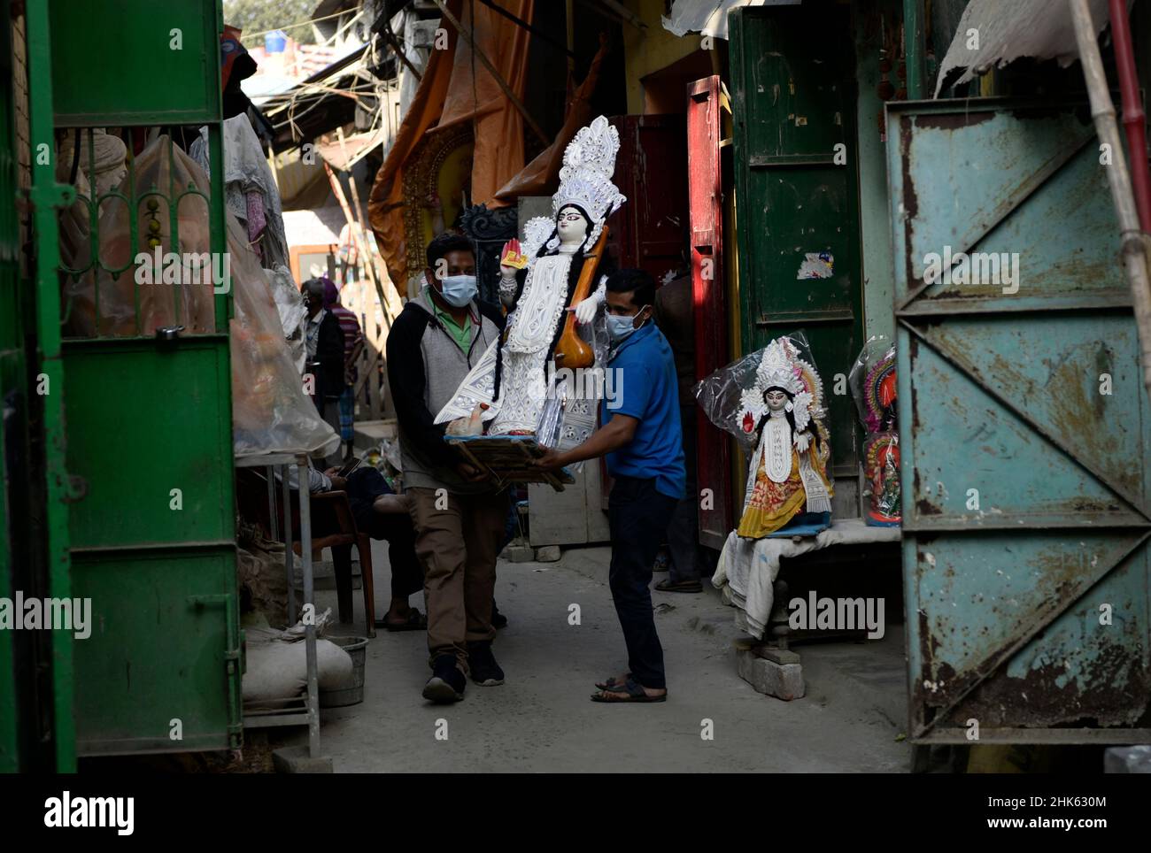 Kolkata, Bengala Occidentale, India. 2nd Feb 2022. I clienti trasportano un idolo di argilla Saraswati da un laboratorio a un pandal per la prossima puja Saraswati a Kolkata, India, 02 febbraio 2022. (Credit Image: © Infranil Aditya/ZUMA Press Wire) Foto Stock