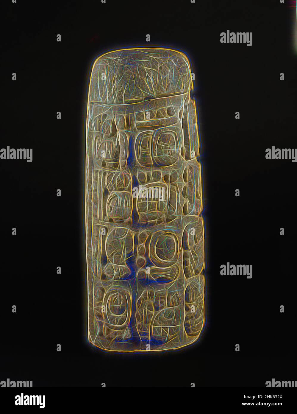 Ispirato da colonna con geroglifici, Maya, periodo tardo classico, 600–909, 715, Calcare con pigmento, Chiapas state, Messico, Nord e America Centrale, pietra e minerale, 22 7/16 x 9 1/16 poll. (57 x 23 cm, riimmaginato da Artotop. L'arte classica reinventata con un tocco moderno. Design di calda e allegra luminosità e di raggi di luce. La fotografia si ispira al surrealismo e al futurismo, abbracciando l'energia dinamica della tecnologia moderna, del movimento, della velocità e rivoluzionando la cultura Foto Stock