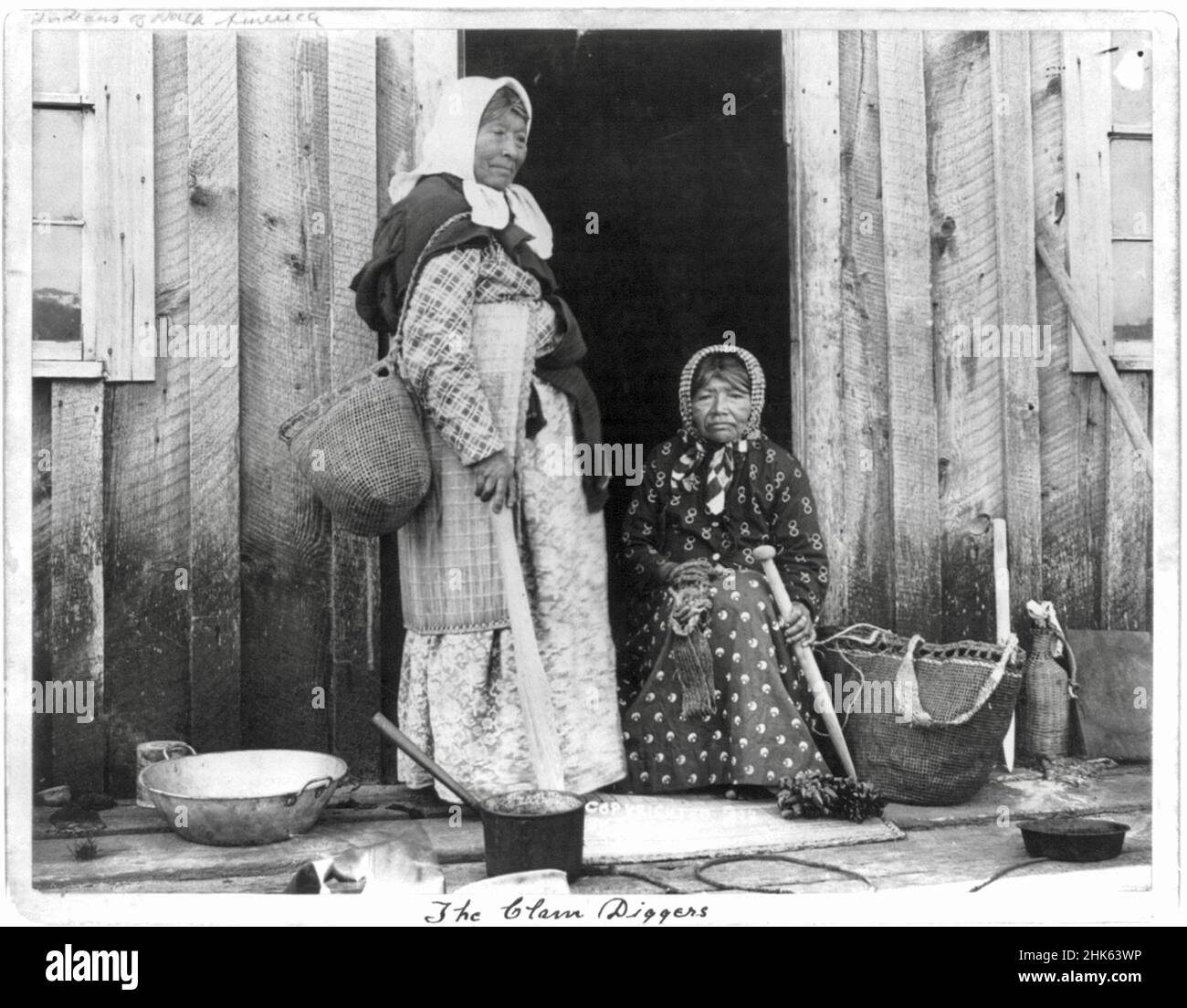 I Diggers Clam-due donne anziane alla porta di costruzione, con un piccolo mucchio o gruppo di vongole e pali e sacchi, usato per raccogliere vongole? California? Foto Stock