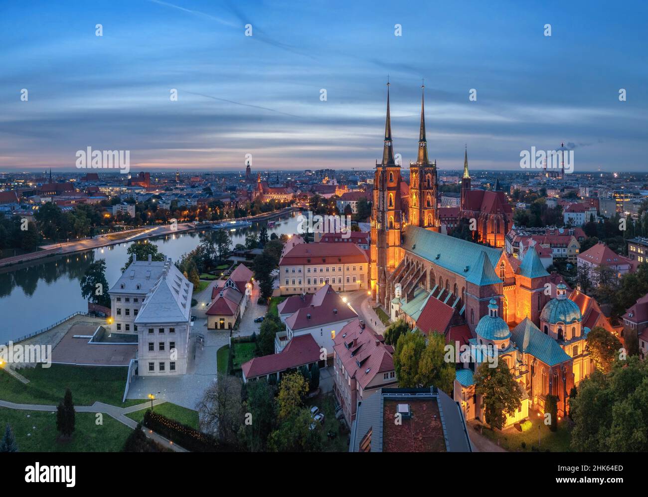 Veduta aerea della Cattedrale di San Giovanni Battista al tramonto a Breslavia, Polonia Foto Stock