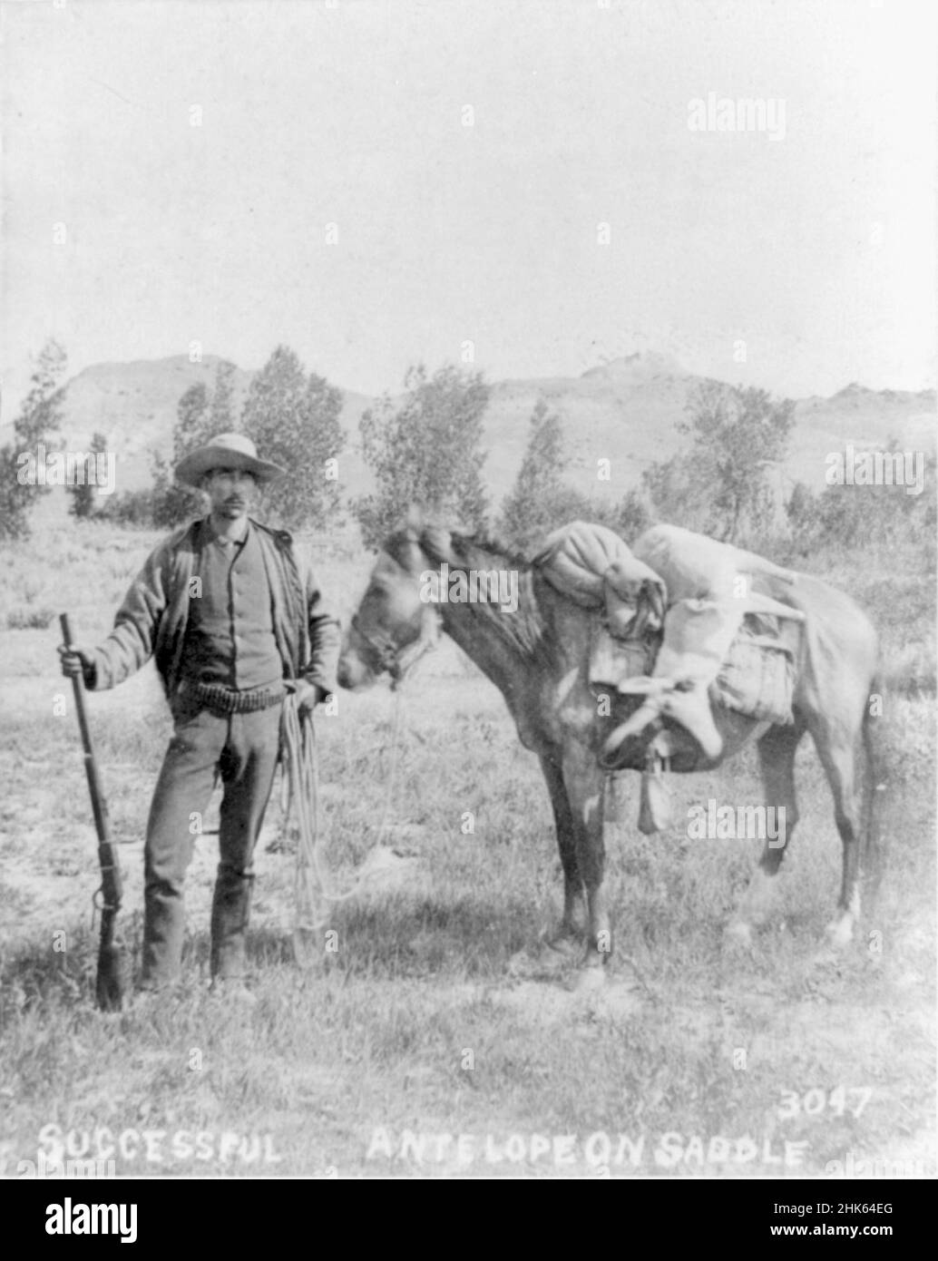 Truman Ward Ingersoll - T W Ingersoll - Cacciatore in piedi con antilope a cavallo - 1890 Foto Stock