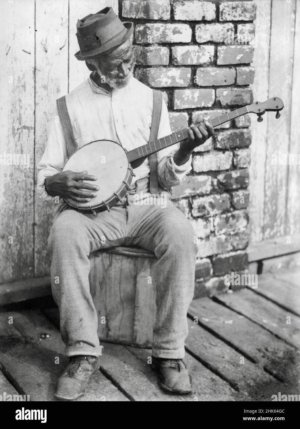 V G Schrek Fotografia intitolata Melody - un anziano afroamericano seduto fuori a giocare un banjo - 1902 Foto Stock