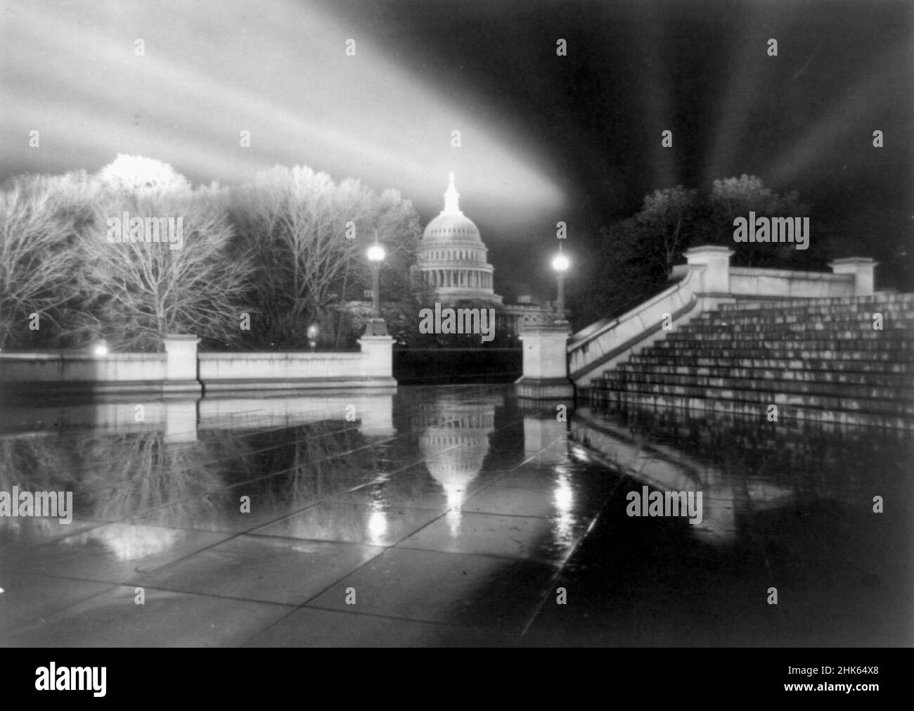 Vista notturna sotto la pioggia del Campidoglio presa dai gradini di Neptune Plaza, Biblioteca del Congresso - circa 1921 Foto Stock
