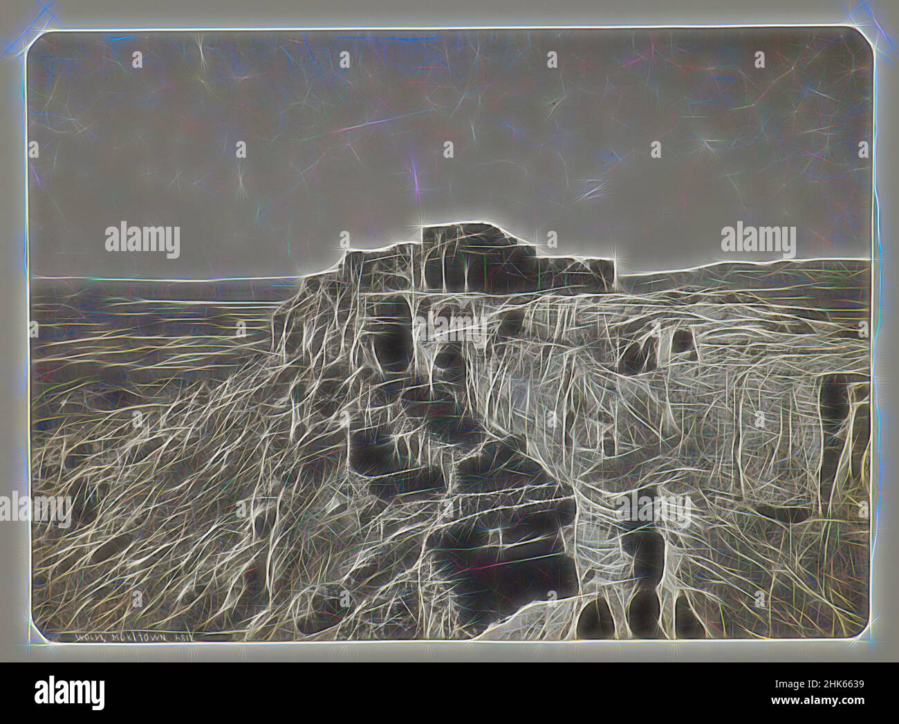 Ispirato da Walpi, Mokitown, Arizona, John K. Hillers, americano (nato in Germania), 1843–1925, 1872–73, Platinum Print, Walpi, Arizona, Stati Uniti, Nord e America Centrale, fotografie, immagine: 8 3/4 x 12 1/8 pollici (22,2 x 30,8 cm, riimmaginato da Artotop. L'arte classica reinventata con un tocco moderno. Design di calda e allegra luminosità e di raggi di luce. La fotografia si ispira al surrealismo e al futurismo, abbracciando l'energia dinamica della tecnologia moderna, del movimento, della velocità e rivoluzionando la cultura Foto Stock