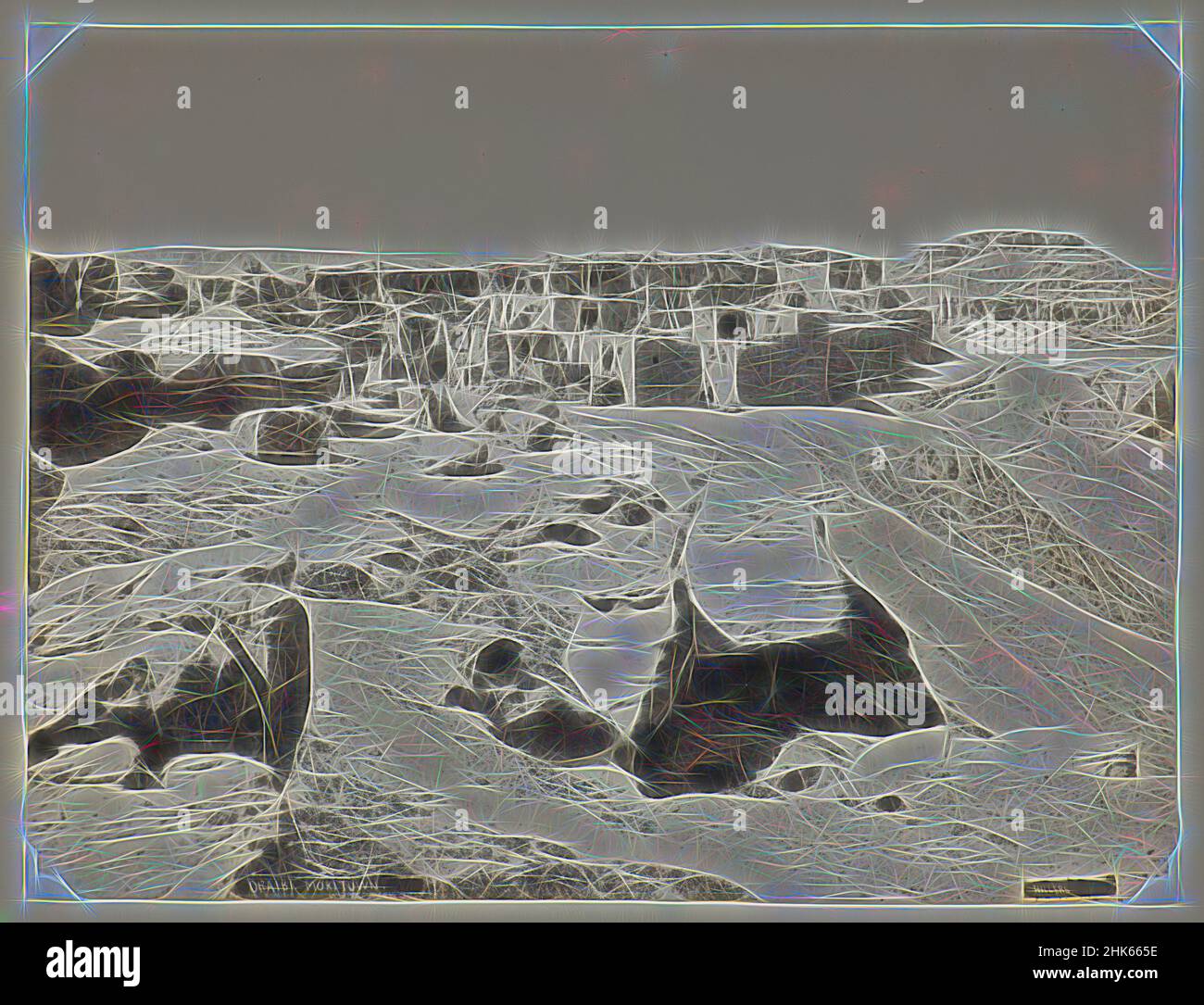 Ispirato da Oraibi, Mokitown, Arizona, John K. Hillers, americano (nato in Germania), 1843–1925, 1872–73, stampa Platinum, Oraibi, Arizona, Stati Uniti, Nord e America Centrale, fotografie, 9 1/2 x 12 1/2 pollici, reinventato da Artotop. L'arte classica reinventata con un tocco moderno. Design di calda e allegra luminosità e di raggi di luce. La fotografia si ispira al surrealismo e al futurismo, abbracciando l'energia dinamica della tecnologia moderna, del movimento, della velocità e rivoluzionando la cultura Foto Stock
