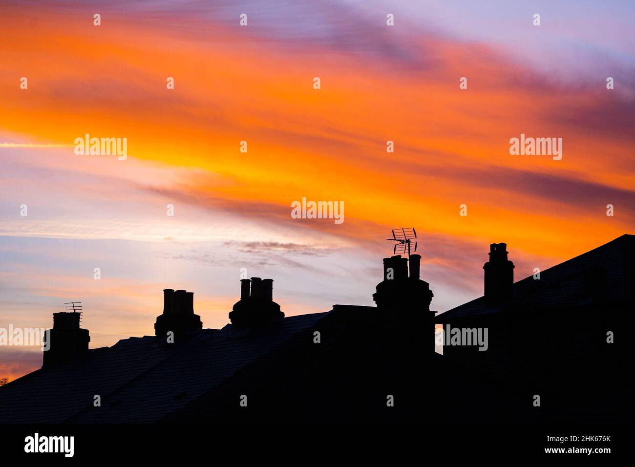 WIMBLEDON LONDRA, REGNO UNITO. 2 Febbraio, 2022. I tetti residenziali si staglia contro un fischietto al tramonto su Wimbledon, a sud-ovest di Londra. Credit: amer Ghazzal/Alamy Live News Foto Stock