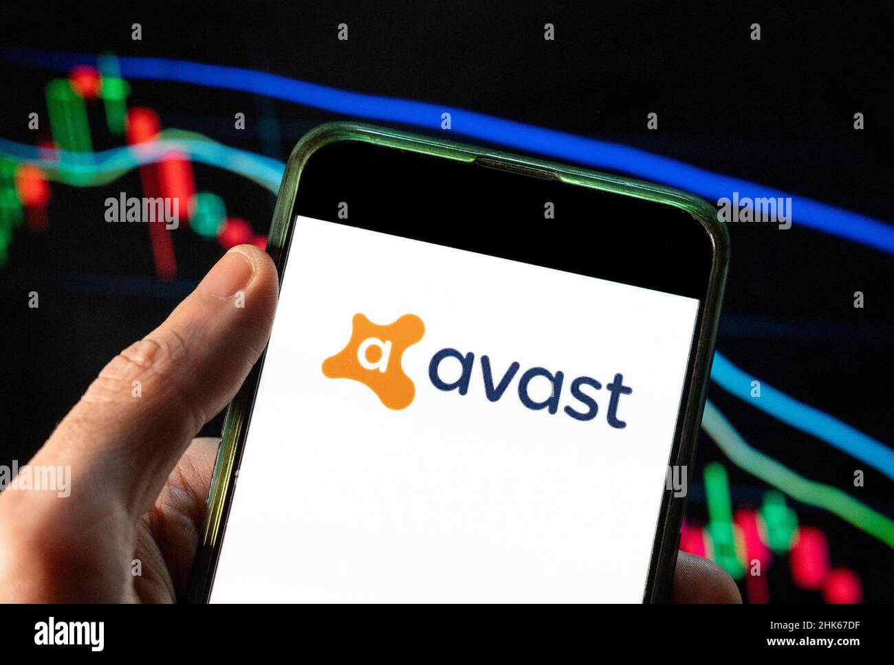 In questa foto è illustrato il logo della multinazionale ceca di software per la sicurezza informatica Avast Software visualizzato su uno smartphone con un grafico dell'indice delle borse economiche sullo sfondo. Foto Stock