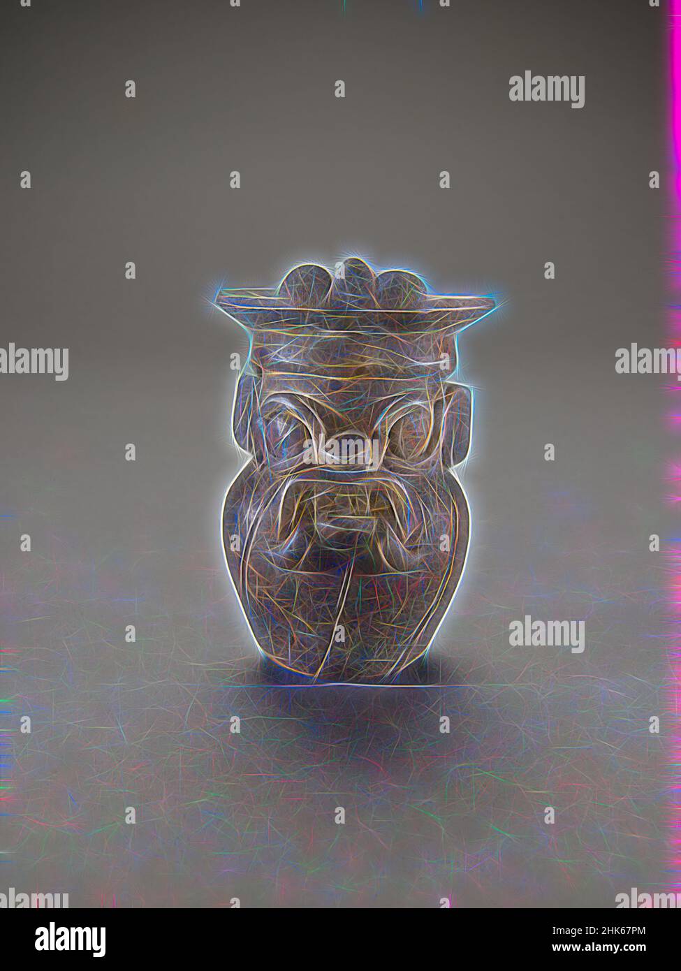 Ispirato da una nave nella forma del Dio tempesta, periodo classico, 250–600, Teotihuacan, c.350–550, Ceramica, realizzata in Messico, Nord e Centro America, Ceramica, contenitori, altezza: 2 15/16" (7,5 cm, riimmaginato da Artotop. L'arte classica reinventata con un tocco moderno. Design di calda e allegra luminosità e di raggi di luce. La fotografia si ispira al surrealismo e al futurismo, abbracciando l'energia dinamica della tecnologia moderna, del movimento, della velocità e rivoluzionando la cultura Foto Stock