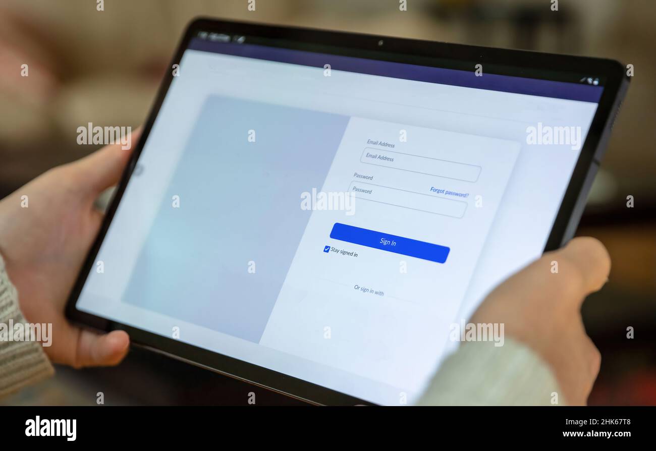 Accedi con e-mail e password, schermo del tablet digitale. Dispositivo mobile maschio in mano, vista ravvicinata Foto Stock