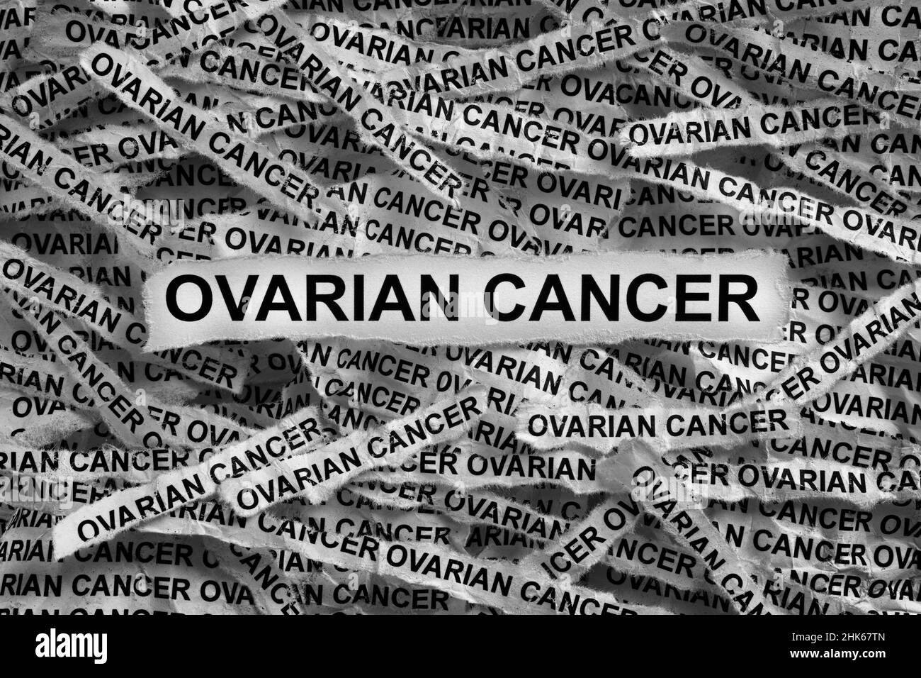 Strisce di giornale con le parole cancro ovarico. Bianco e nero. Primo piano. Foto Stock
