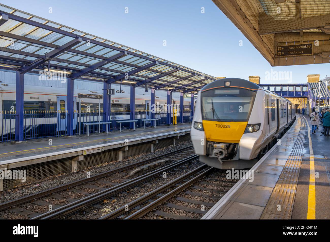 Treno alla stazione di Gravesend in direzione di Faversham e Rochester Foto Stock