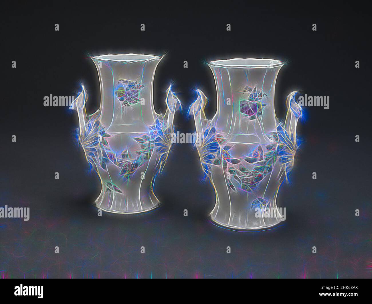 Ispirato da Pair of Vases, Chantilly Porcellane Factory, Francia, attivo 1725–1800, c.1755, Porcellana smaltata con smalto, in Chantilly, Francia, Europa, Ceramica, ciascuno, circa: 7 1/2 x 5 5/16 x 5 poll. (19,1 x 13,5 x 12,7 cm, reinventato da Artotop. L'arte classica reinventata con un tocco moderno. Design di calda e allegra luminosità e di raggi di luce. La fotografia si ispira al surrealismo e al futurismo, abbracciando l'energia dinamica della tecnologia moderna, del movimento, della velocità e rivoluzionando la cultura Foto Stock