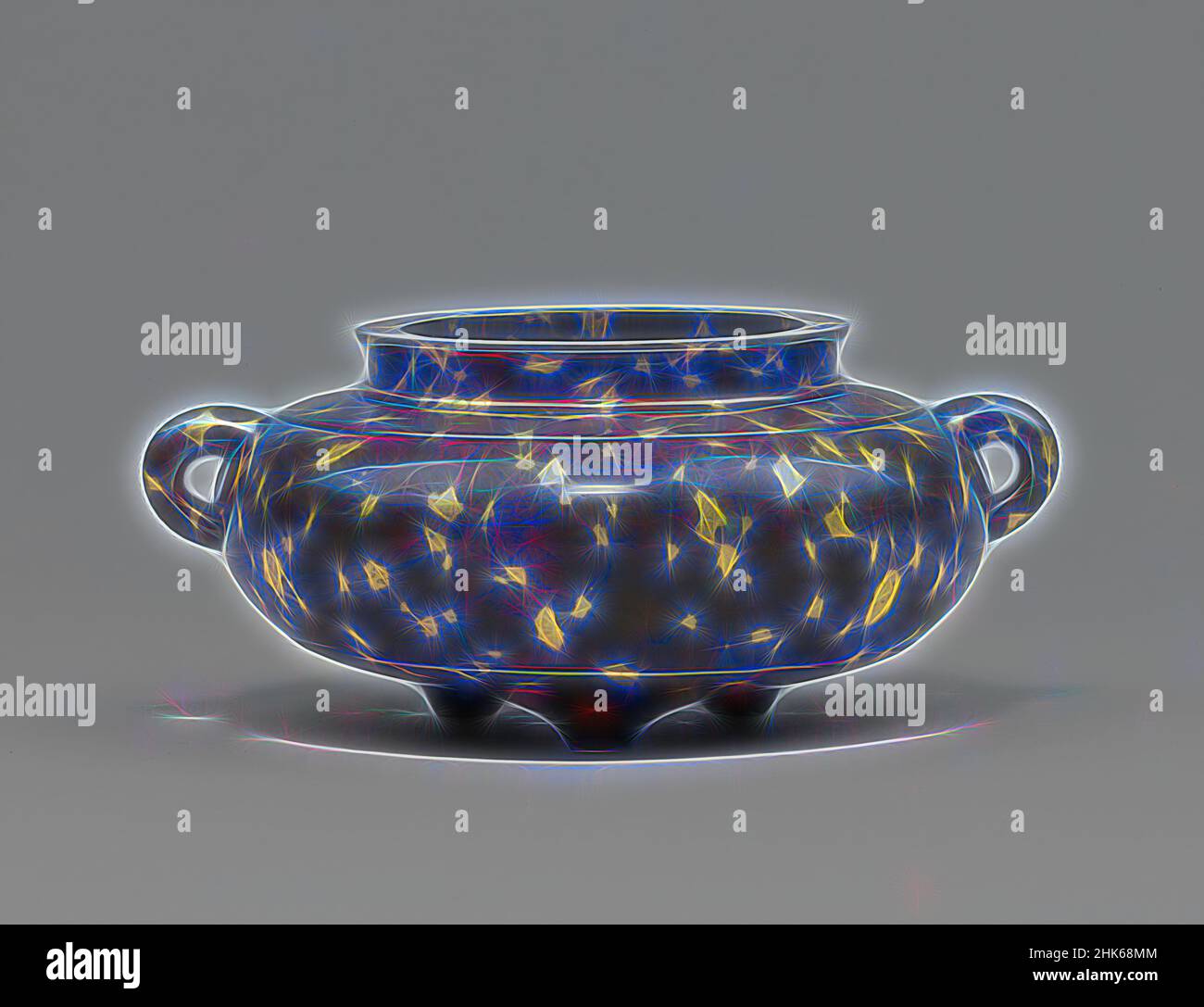 Ispirato al Tripod Censer con due maniglie ad anello, cinese, dinastia Qing, 1644–1911, periodo Yongzheng, 1723–1735, inizio 18th secolo, Bronzo con doratura, fabbricato in Cina, Asia, Contenitori, in metallo, 2 5/16 x 5 7/16 x 4 3/4 pollici (5,9 x 13,8 x 12,1 cm, reinventato da Artotop. L'arte classica reinventata con un tocco moderno. Design di calda e allegra luminosità e di raggi di luce. La fotografia si ispira al surrealismo e al futurismo, abbracciando l'energia dinamica della tecnologia moderna, del movimento, della velocità e rivoluzionando la cultura Foto Stock
