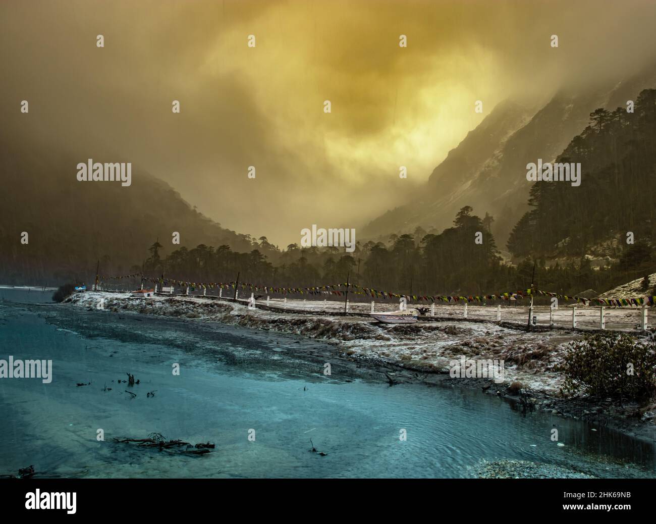 cielo nuvoloso drammatico a valle di montagna al mattino da un angolo piatto immagine è presa sul lago madhuri tawang arunachal pradesh. Foto Stock