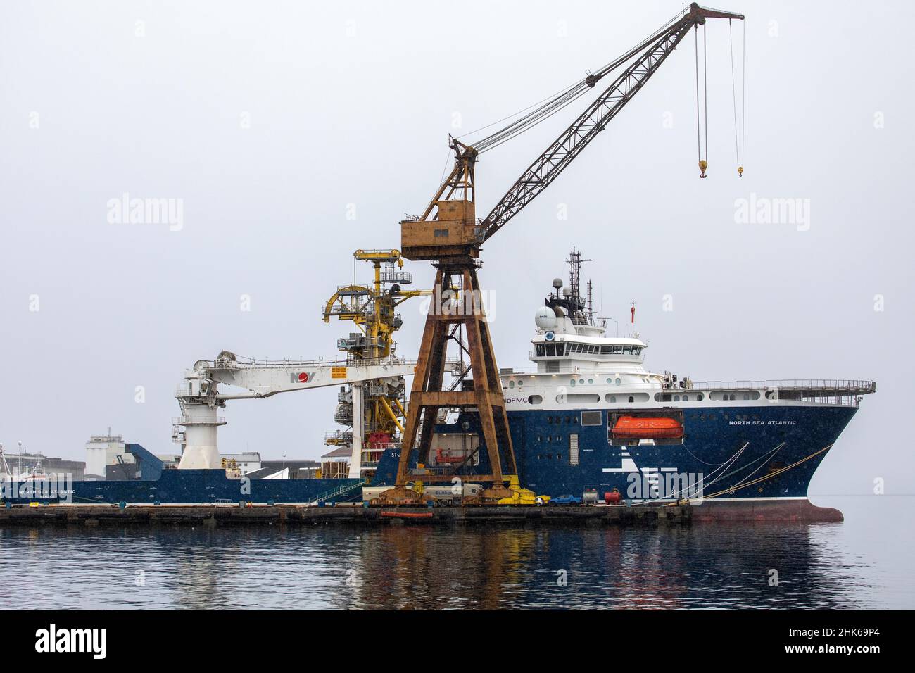 Nave da costruzione multiuso offshore Mare del Nord Atlantico presso il vecchio cantiere BMV di Laksevaag, vicino al porto di Bergen, Norvegia. Foto Stock