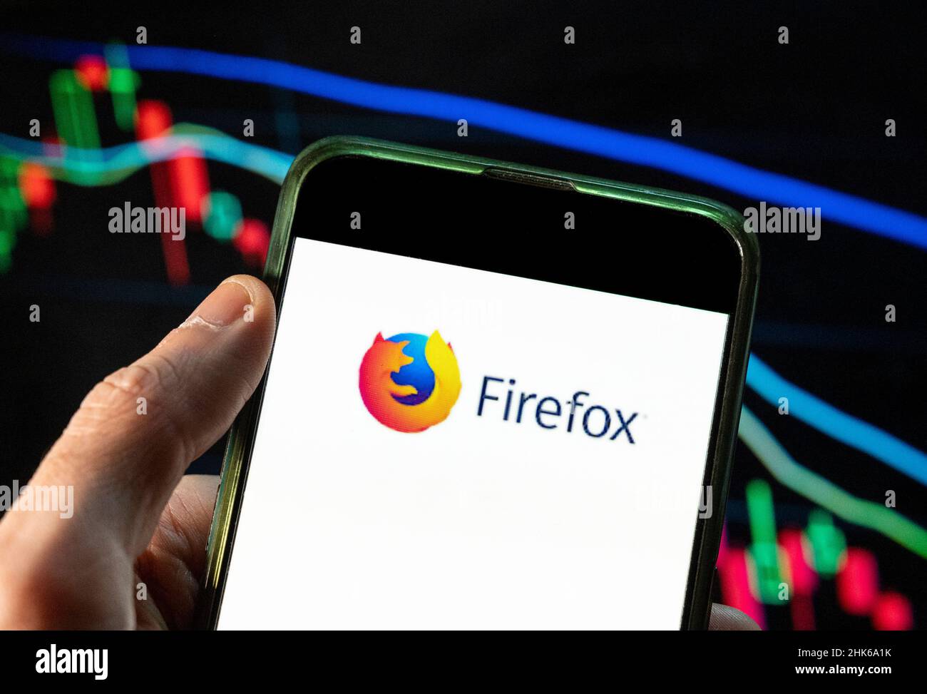 Cina. 4th Dic 2021. In questa illustrazione della foto il browser web open-source sviluppato da Mozilla Foundation, il logo Firefox visto su uno smartphone con un grafico di indice di borsa economica in background. (Credit Image: © Budrul Chukrut/SOPA Images via ZUMA Press Wire) Foto Stock