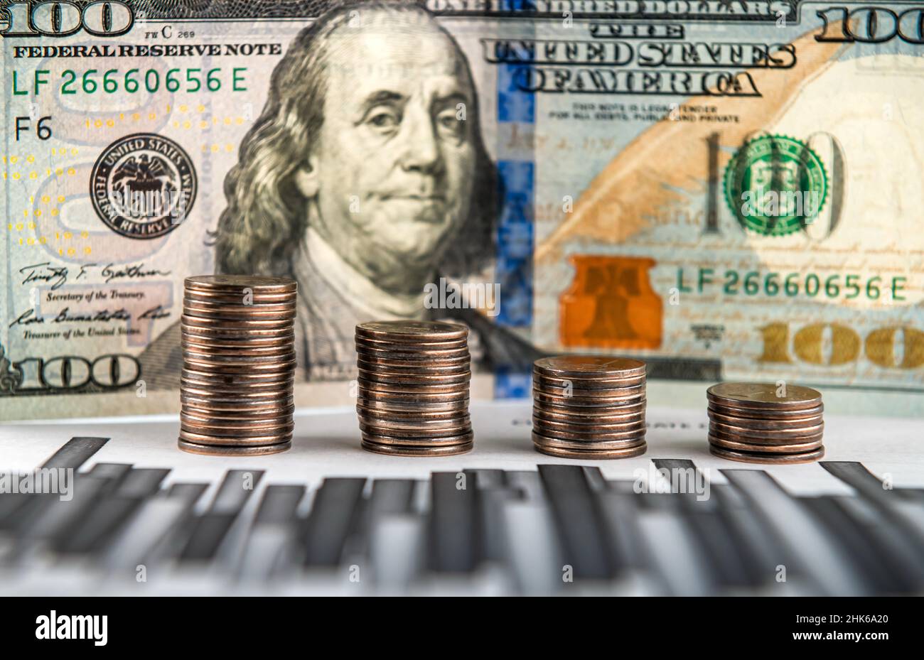 Un conto di cento dollari con pile di monete nelle vicinanze. Business. Profitto finanziario Foto Stock