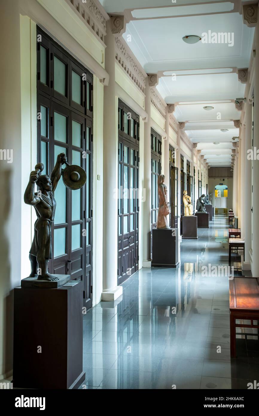 Sculture sul corridoio, Museo di Belle Arti del Vietnam, Hanoi, Vietnam Foto Stock