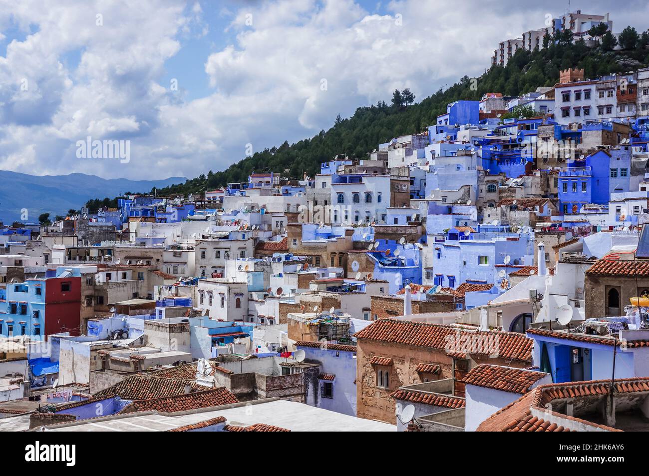 Vista ad alto angolo degli edifici della città di Chefchaouen dipinti in blu e bianco Foto Stock
