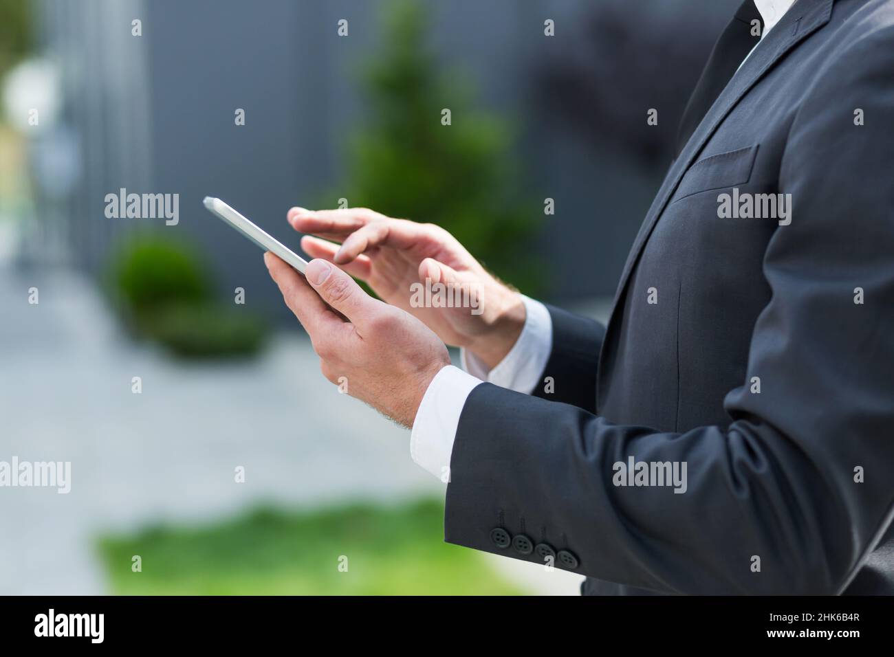 Primo piano di un uomo d'affari che utilizza un tablet per navigare in Internet Foto Stock