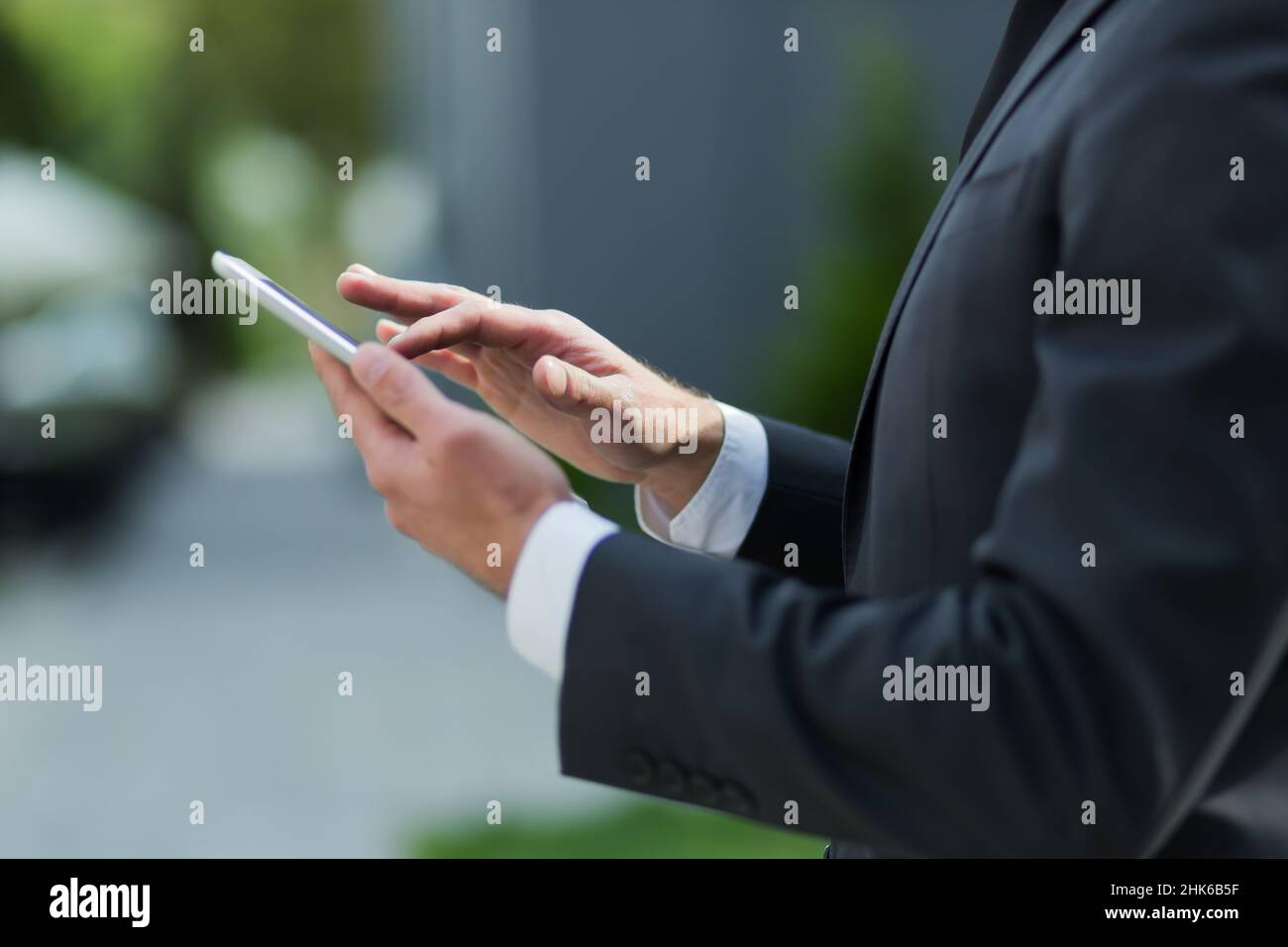 Primo piano di un uomo d'affari che utilizza un tablet per navigare in Internet Foto Stock