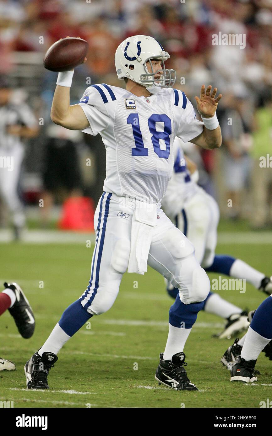 Indianapolis Colts quarterback Peyton Manning lancia un pass durante una partita NFL. Foto Stock